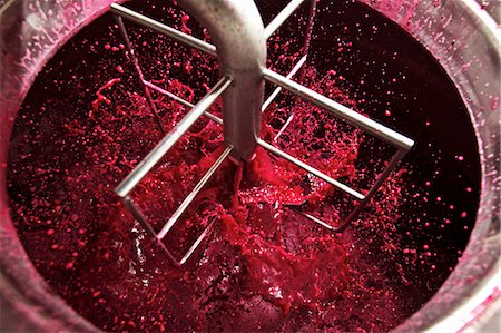 Red wine mash being aired using a mixer and a pump Foto de stock - Sin royalties Premium, Código: 659-07739303