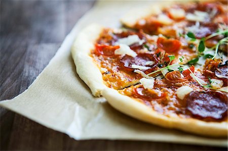 pepperoni - A pepperoni pizza with grated Parmesan (detail) Photographie de stock - Premium Libres de Droits, Code: 659-07739314