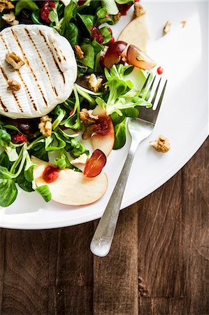 simsearch:6102-07602919,k - Lamb's lettuce with Camembert, apples and walnuts Stock Photo - Premium Royalty-Free, Code: 659-07739315