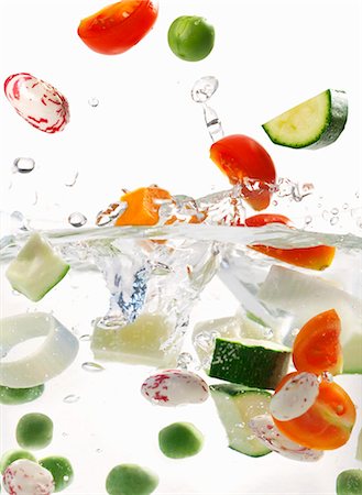 simsearch:659-07739607,k - Vegetables falling into water Stock Photo - Premium Royalty-Free, Code: 659-07739317