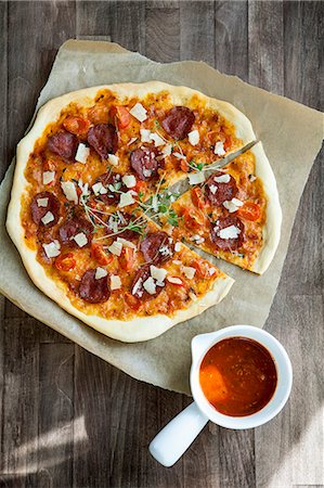 pepperoni pizza overhead view - Pepperoni pizza with grated Parmesan Photographie de stock - Premium Libres de Droits, Code: 659-07739313