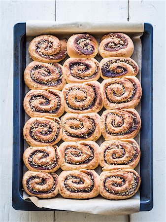 Freshly baked cinnamon rolls on a baking tray Foto de stock - Sin royalties Premium, Código: 659-07739353