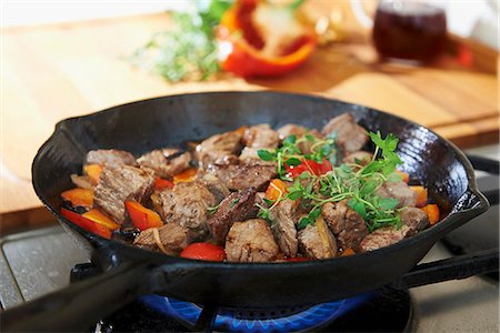 Beef goulash in a pan on the hob Photographie de stock - Premium Libres de Droits, Code: 659-07739361