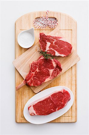 Various beef steaks and salt on a chopping board Photographie de stock - Premium Libres de Droits, Code: 659-07739362