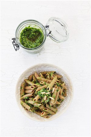 Wholemeal penne pasta with wild garlic pesto and pine nuts Fotografie stock - Premium Royalty-Free, Codice: 659-07739376