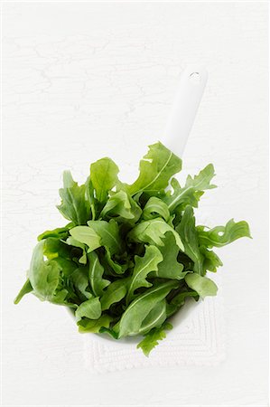 roquette - Fresh rocket in a saucepan Foto de stock - Sin royalties Premium, Código: 659-07739378