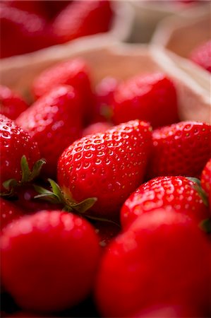 strawberry fruit - Fresh strawberries in a paper punnet (close-up) Photographie de stock - Premium Libres de Droits, Code: 659-07739415