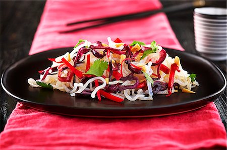 simsearch:659-07738914,k - Stir-fried noodles with red cabbage (Asia) Foto de stock - Royalty Free Premium, Número: 659-07739419