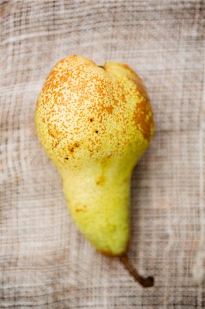 simsearch:659-06155344,k - A pear on a piece of jute (seen from above) Photographie de stock - Premium Libres de Droits, Code: 659-07739413