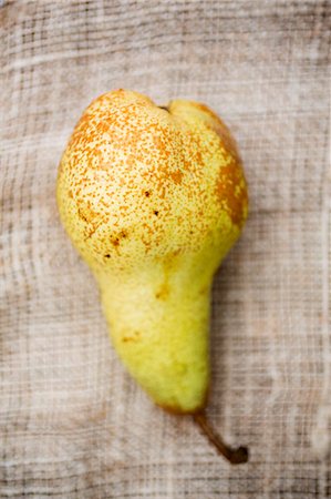 simsearch:659-06187277,k - A pear on a piece of jute (seen from above) Foto de stock - Sin royalties Premium, Código: 659-07739413