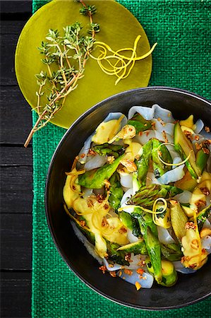 Pasta with a lemon and asparagus ragout and buckwheat and nut crunchies Photographie de stock - Premium Libres de Droits, Code: 659-07739420