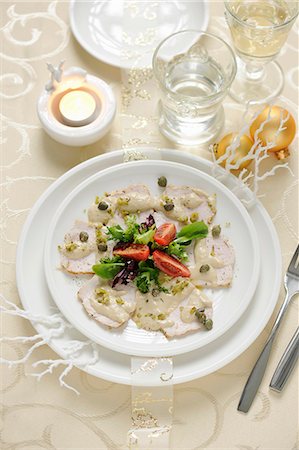 Turkey fillet with tuna sauce and capers (Christmas) Photographie de stock - Premium Libres de Droits, Code: 659-07739450