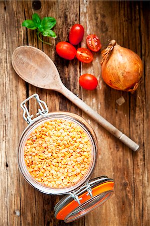 An arrangement of red lentils, date tomatoes and an onion Photographie de stock - Premium Libres de Droits, Code: 659-07739525