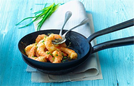 fried shrimp - Prawns with herbs and chilli in a pan Photographie de stock - Premium Libres de Droits, Code: 659-07739537