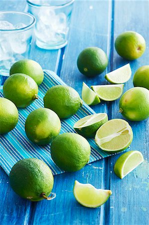 Limes and cocktail glasses with ice cubes Photographie de stock - Premium Libres de Droits, Code: 659-07739548