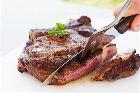 steak on grill - Beefsteak being sliced Foto de stock - Sin royalties Premium, Código: 659-07739543