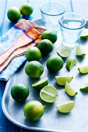 simsearch:659-07739549,k - Limes: whole and cut into wedges Foto de stock - Sin royalties Premium, Código: 659-07739550