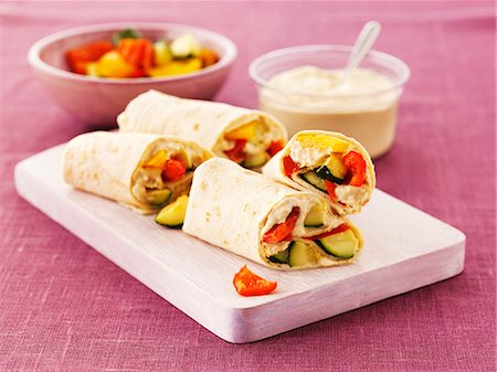 pink pepper - Wraps with hummus, cucumber and peppers on a board Photographie de stock - Premium Libres de Droits, Code: 659-07739568