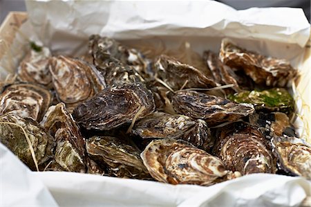 A crate of fresh oysters Photographie de stock - Premium Libres de Droits, Code: 659-07739574