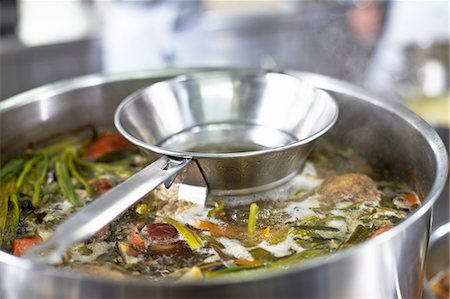 Meat and vegetable soup in a pot Foto de stock - Sin royalties Premium, Código: 659-07739572