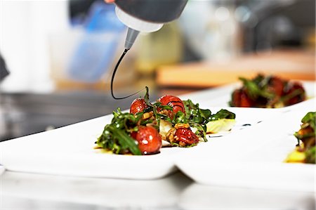 rucola - Tomato salad with rocket being drizzled with balsamic vinegar Foto de stock - Sin royalties Premium, Código: 659-07739580