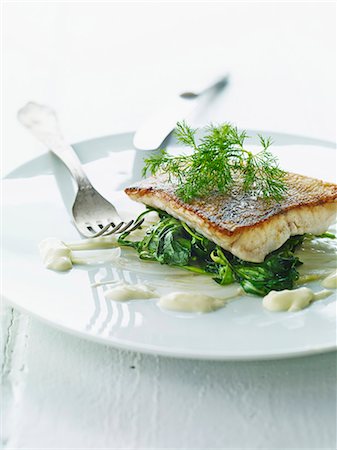 pâques - A fish fillet on a bed of spinach for Easter Photographie de stock - Premium Libres de Droits, Code: 659-07739610