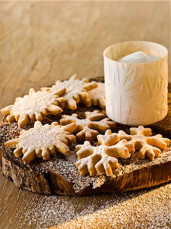 Anise and marzipan snowflakes with icing sugar Stockbilder - Premium RF Lizenzfrei, Bildnummer: 659-07739611