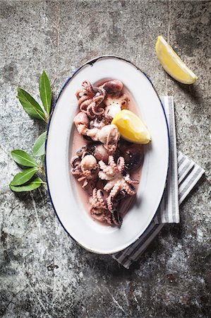 siba (tipo de molusco) - Boiled baby octopus with lemon wedges Foto de stock - Royalty Free Premium, Número: 659-07739624