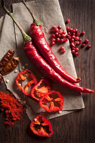 Chillis: peppers, dried, powder and peppercorns Photographie de stock - Premium Libres de Droits, Le code de l’image : 659-07739623