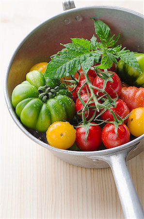simsearch:659-07739646,k - Various fresh tomatoes in a saucepan Foto de stock - Sin royalties Premium, Código: 659-07739643