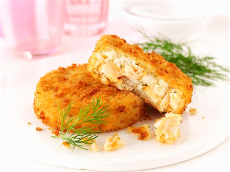 pescado - Two Salmon and Dill Fish Cakes on a Plate; Fork Foto de stock - Sin royalties Premium, Código: 659-07739653