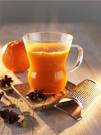 simsearch:659-06188348,k - Sea-buckthorn punch with orange and star anise Foto de stock - Sin royalties Premium, Código: 659-07739663