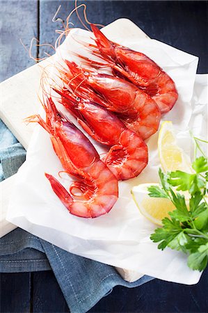 simsearch:659-07739326,k - Cooked shrimps with lemon wedges Photographie de stock - Premium Libres de Droits, Code: 659-07739678