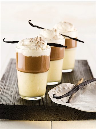 Foamy coffee topped with whipped cream and garnished with vanilla pods Stockbilder - Premium RF Lizenzfrei, Bildnummer: 659-07739670