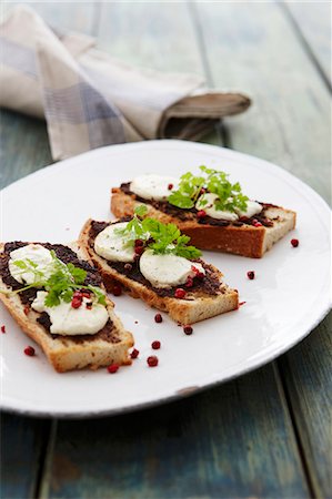 simsearch:659-08905552,k - Crispy white bread with olive tapenade and mozzarella Stock Photo - Premium Royalty-Free, Code: 659-07739694