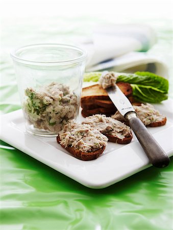 spread bread - Rillette on crispy bread Stock Photo - Premium Royalty-Free, Code: 659-07739690