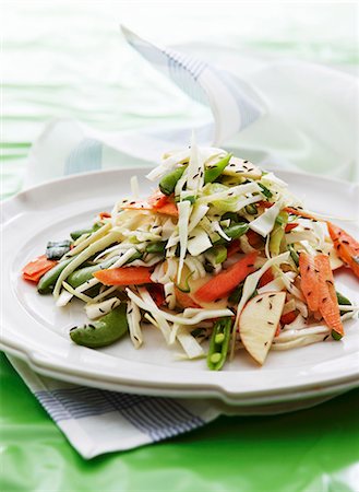 salat - Raw vegetable salad with white cabbage and apple Photographie de stock - Premium Libres de Droits, Code: 659-07739691