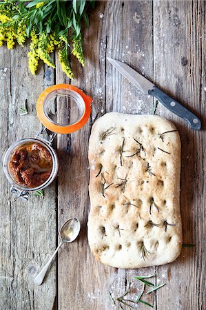 Focaccia with rosemary and dried tomatoes (seen from above) Stockbilder - Premium RF Lizenzfrei, Bildnummer: 659-07739713