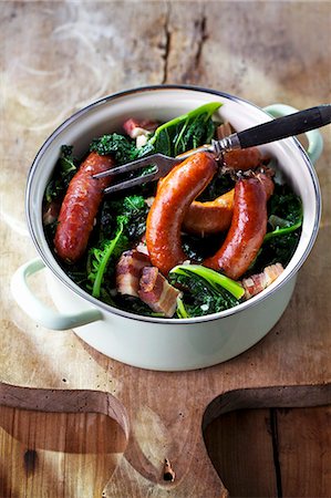 rustic food - Green kale with Pinkel (smoked sausage from bacon, groats and spices) in a pot Foto de stock - Sin royalties Premium, Código: 659-07739733