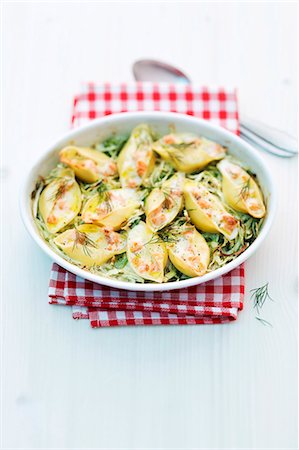 Pasta gratin with pointed cabbage and salmon Foto de stock - Sin royalties Premium, Código: 659-07739740