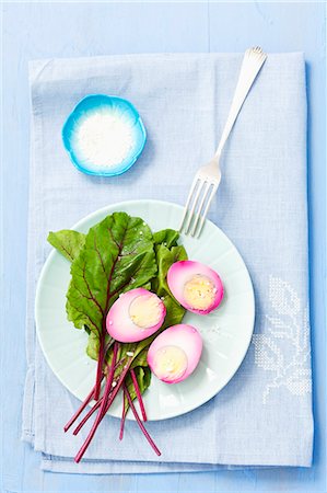 Eggs pickled in beetroot juice and apple vinegar Foto de stock - Sin royalties Premium, Código: 659-07739769