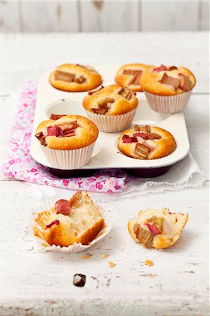 rhubarb - Rhubarb and vanilla muffins Photographie de stock - Premium Libres de Droits, Code: 659-07739778