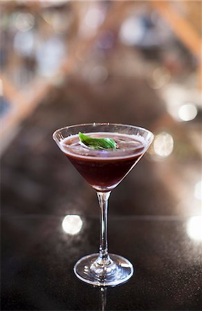 simsearch:659-06186929,k - A blackcurrant cocktail Photographie de stock - Premium Libres de Droits, Code: 659-07739816