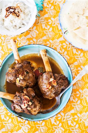 Knuckles of lamb with almonds, rice and poppadoms Foto de stock - Sin royalties Premium, Código: 659-07739811