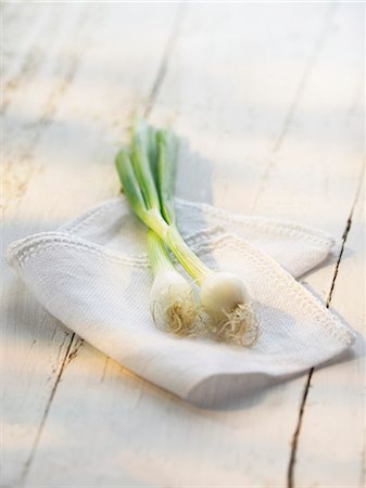 simsearch:622-07743599,k - Spring onions on a cloth Foto de stock - Sin royalties Premium, Código: 659-07739824