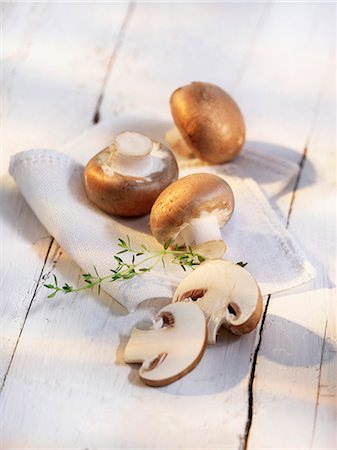 Brown mushrooms on a cloth Foto de stock - Sin royalties Premium, Código: 659-07739822