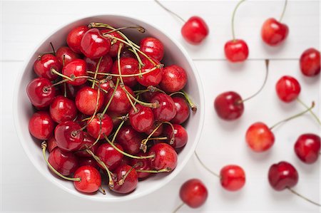 food directly above - Fresh cherries in a white bowl Foto de stock - Sin royalties Premium, Código: 659-07739838