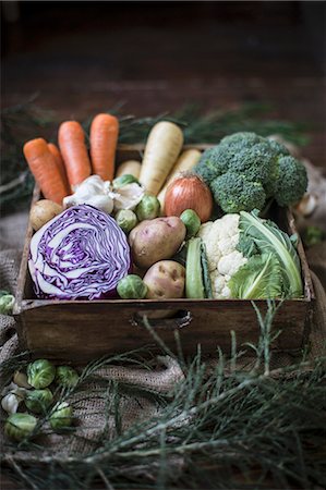 A vegetable box with red cabbage, potatoes, Brussels sprouts, carrots, parsnips, broccoli, cauliflower and onions Photographie de stock - Premium Libres de Droits, Code: 659-07739850