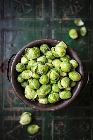 A bowl of Brussels sprouts Foto de stock - Sin royalties Premium, Código: 659-07739853