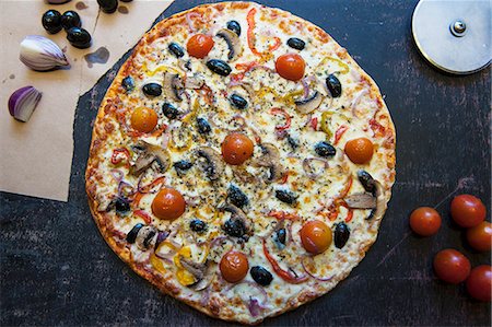 pizza, top view - Pizza topped with cherry tomatoes, mushrooms, onions and olives Stock Photo - Premium Royalty-Free, Code: 659-07739900